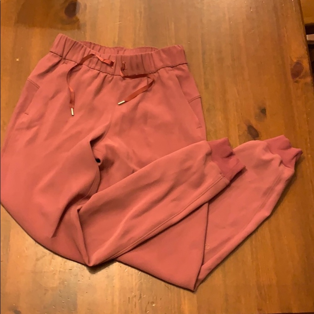 Lululemon on the fly jogger